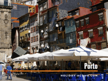 O que visitar no Porto: Repare nas fachadas coloridas das casas com a roupa a secar ao sol