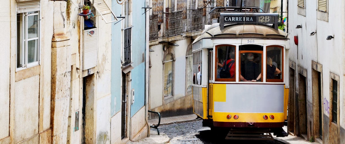 O famoso electrico 28 percorre as ruas de Alfama em Lisbon, Portugal. 
