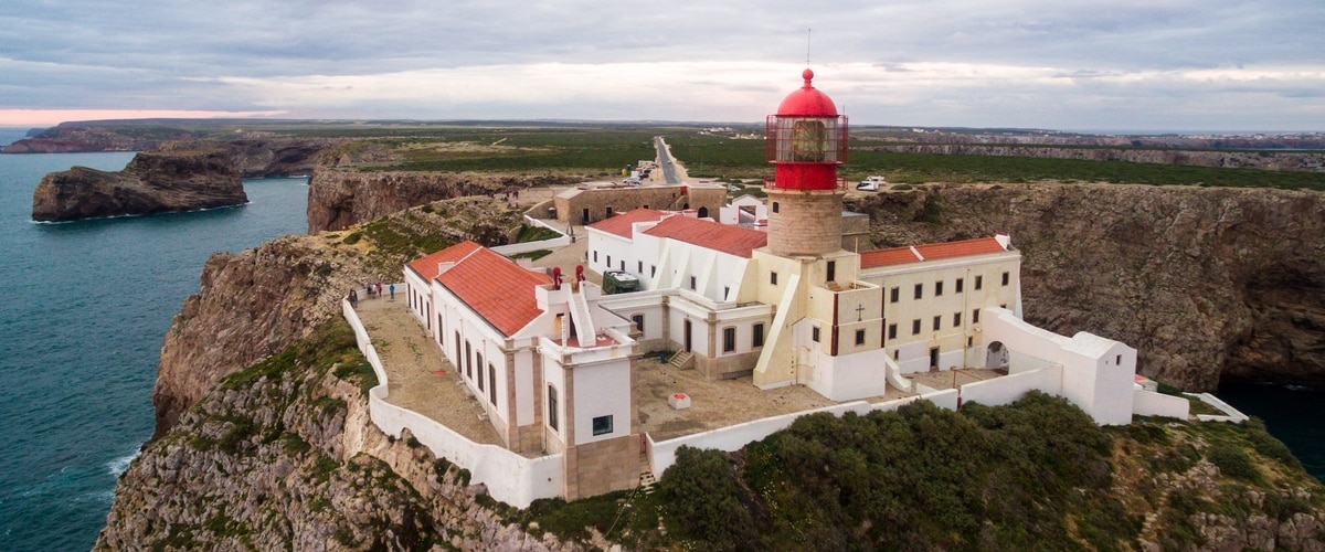 Things to do in Algarve: Vsit the cabo de s vicente and its lighthouse. 