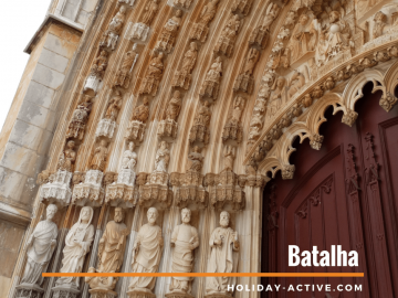 Pormenor da imagem dos Apóstolos na entrada do Mosteiro da Batalha em Portugal