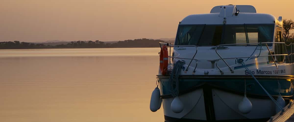 At Marina da Amieira you can rent a houseboat and enjoy the full length of the Alqueva lake experience
