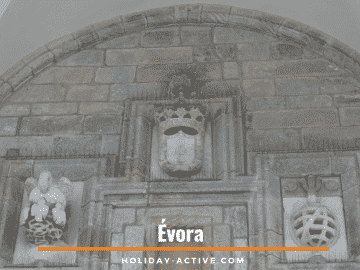Ao visitar a Igreja de S Francisco em Évora repare nos brasões Reais sobre a porta principal