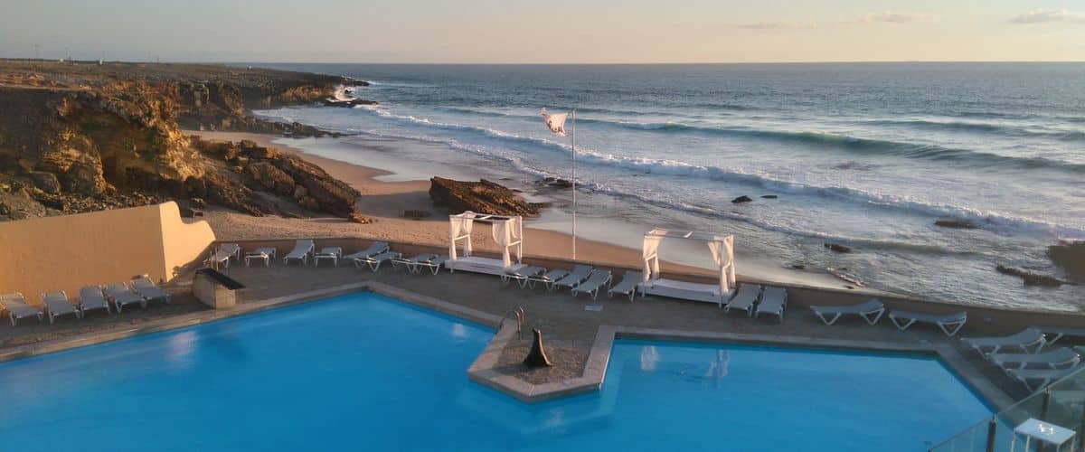 What to do in Cascais: Swim in the refreshing Arriba Pool