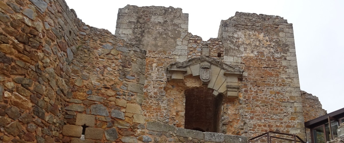 Porta Principal do Castelo de Castelo Rodrigo, uma aldeia histórica em Portugal