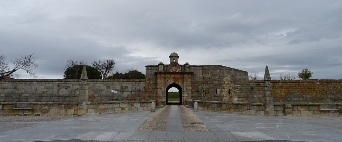Portas de S. Francisco ou Portas da Cruz em Almeida Portugal
