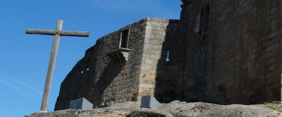 Cruz no exterior Castelo de Belmonte